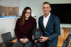 Stefan Sprunk, Director Sales & Product bei A-ROSA, bekam in Rostock Besuch von BMS Audio Geschäftsführerin Anna Sophie Kollmer. Foto: A-ROSA Flussschiff GmbH