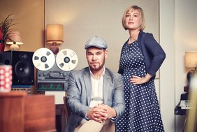 Das Duo TonPony sitzt vor einem Tonbandgerät. Foto ist von Felix Groteloh