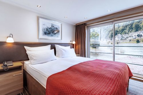 Die Kabine in der Kategorie C und D auf der A-ROSA ALEA mit Doppelbett und französischem Balkon.