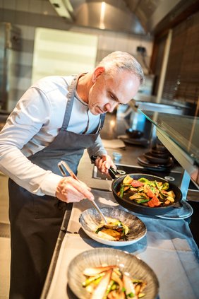 Seit über 20 Jahren sind Oliver Edelmann und A-ROSA ein kulinarisches Duett. Während der „Wein- & Genuss-Reisen“ verwöhnen er und sein Team die Gäste mit zwei Pairing-Winzer-Menüs. Foto: A-ROSA Flussschiff GmbH