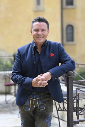 Der Sänger Stefan Mross lächelt in die Kamera. Foto ist von ABR-Pictures GmbH