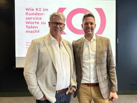 Rolf-Dieter Maltzahn, CEO A-ROSA Flussschiff GmbH, (links) hat in Kooperation mit Markus Stumpe, CEO Alyza, die Beratungsqualität im A-ROSA Service Center mithilfe von Künstlicher Intelligenz optimiert. Foto: A-ROSA Flussschiff GmbH