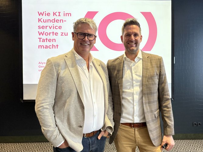 Rolf-Dieter Maltzahn, CEO A-ROSA Flussschiff GmbH, (links) hat in Kooperation mit Markus Stumpe, CEO Alyza, die Beratungsqualität im A-ROSA Service Center mithilfe von Künstlicher Intelligenz optimiert. Foto: A-ROSA Flussschiff GmbH