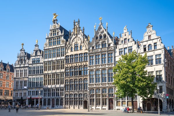 Historische Giebelhäuser am Grote Markt in Antwerpen unter klarem blauem Himmel.
