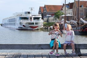 Kinder bis 15 Jahre reisen in den Sommerferien 2024 in allen Kabinenkategorien (ausgenommen Suiten) kostenfrei. Foto: A-ROSA Flussschiff GmbH / Tom Kohler