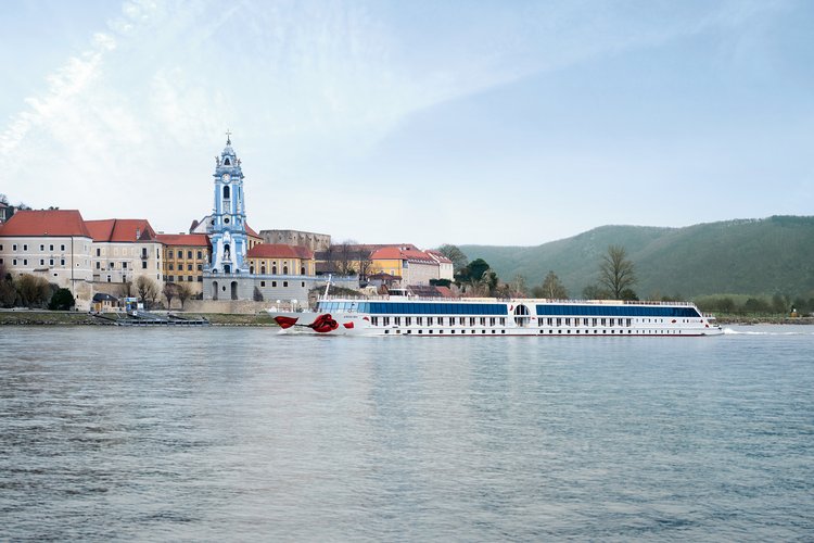 Flussschiff auf der Donau vor einer Altstadt