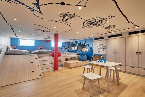 Der großzügige Kids Club an Bord der A-ROSA SENA mit Sitzsäcken, Basteltische und Spielbereich im maritimen Design.