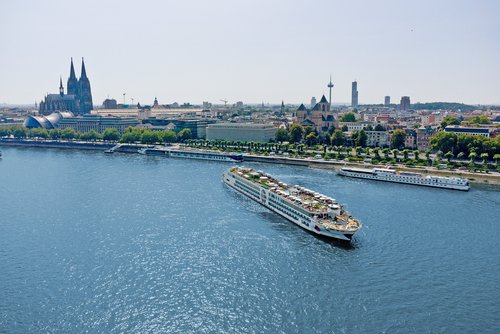 Die A-ROSA SENA fährt auf dem Rhein, im Hintergrund die Skyline von Köln mit dem Kölner Dom.