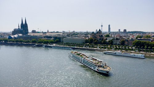Die A-ROSA SENA fährt auf dem Rhein, im Hintergrund die Skyline von Köln mit dem Kölner Dom.