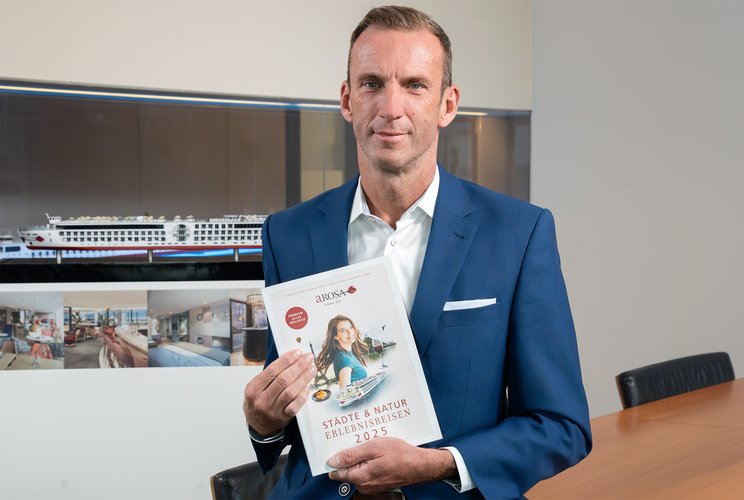 Vertriebsleiter Stefan Sprunk präsentiert den A-ROSA Katalog 2025. Foto: A- ROSA Flussschiff GmbH